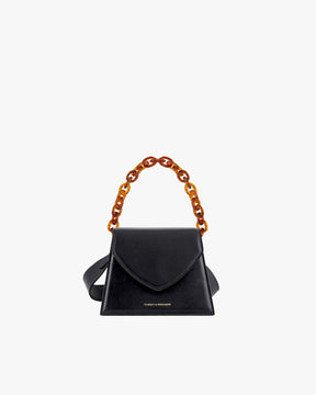 Sac GABRIELLE noir de face, rabat en pointe, porté par une anse chaîne effet écaille
