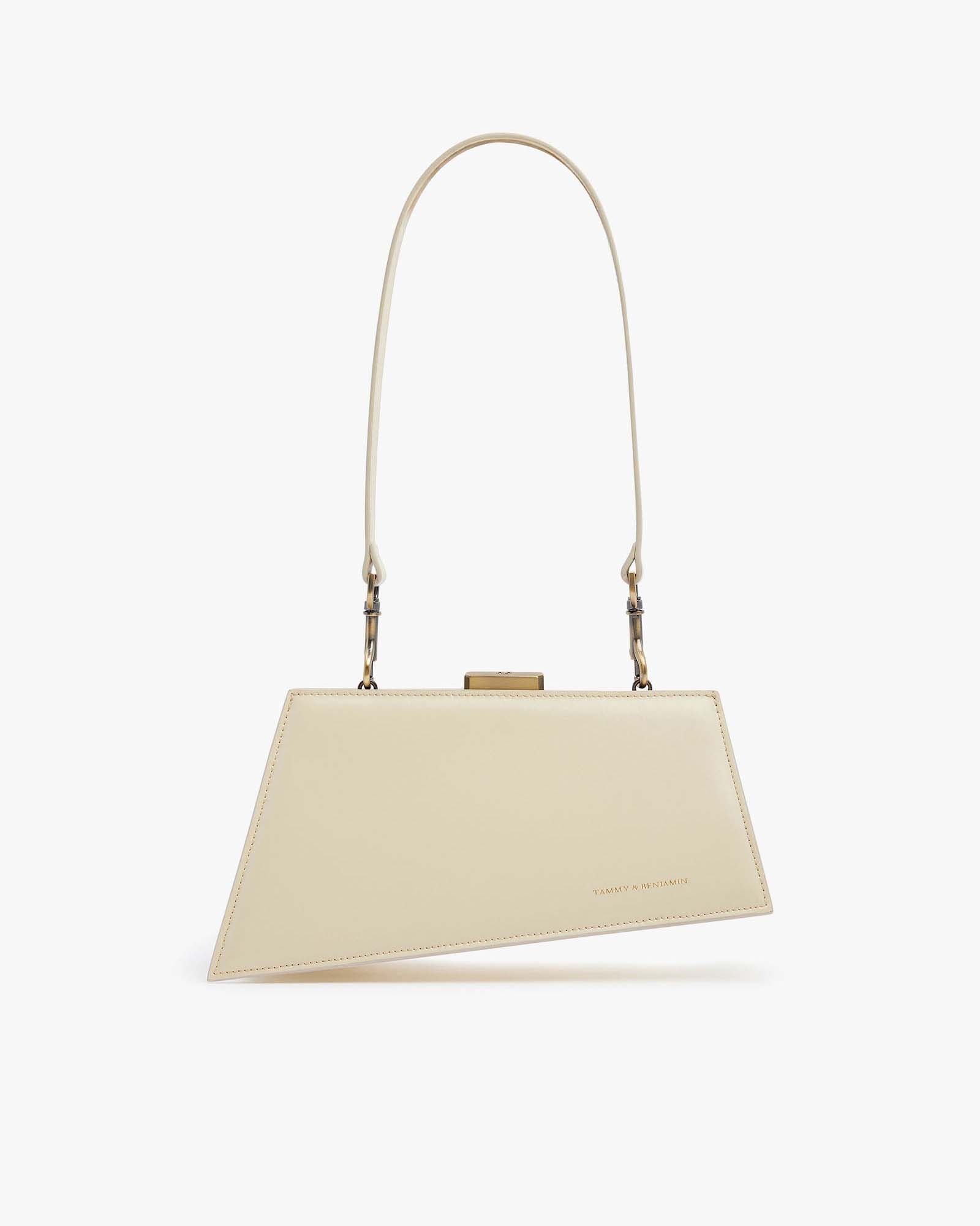 Sac JAY ivoire de face, posé, forme trapèze asymétrique et anse bandoulière
