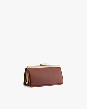 Sac JEANNE BAGUETTE brun, vue de trois quarts, posé, fermoir doré apparent