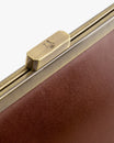 Sac JEANNE BAGUETTE brun, détail du fermoir doré gravé et du cuir grainé