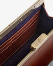 Sac JEANNE BAGUETTE Brun ouvert, gros plan sur le fermoir doré et le porte-cartes intérieur en cuir