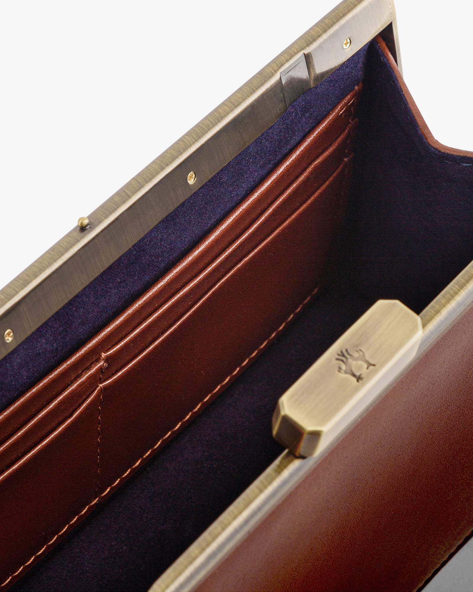 Sac JEANNE BAGUETTE Brun ouvert, gros plan sur le fermoir doré et le porte-cartes intérieur en cuir