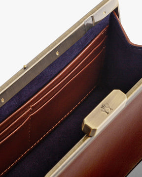 Sac JEANNE BAGUETTE Brun ouvert, gros plan sur le fermoir doré et le porte-cartes intérieur en cuir