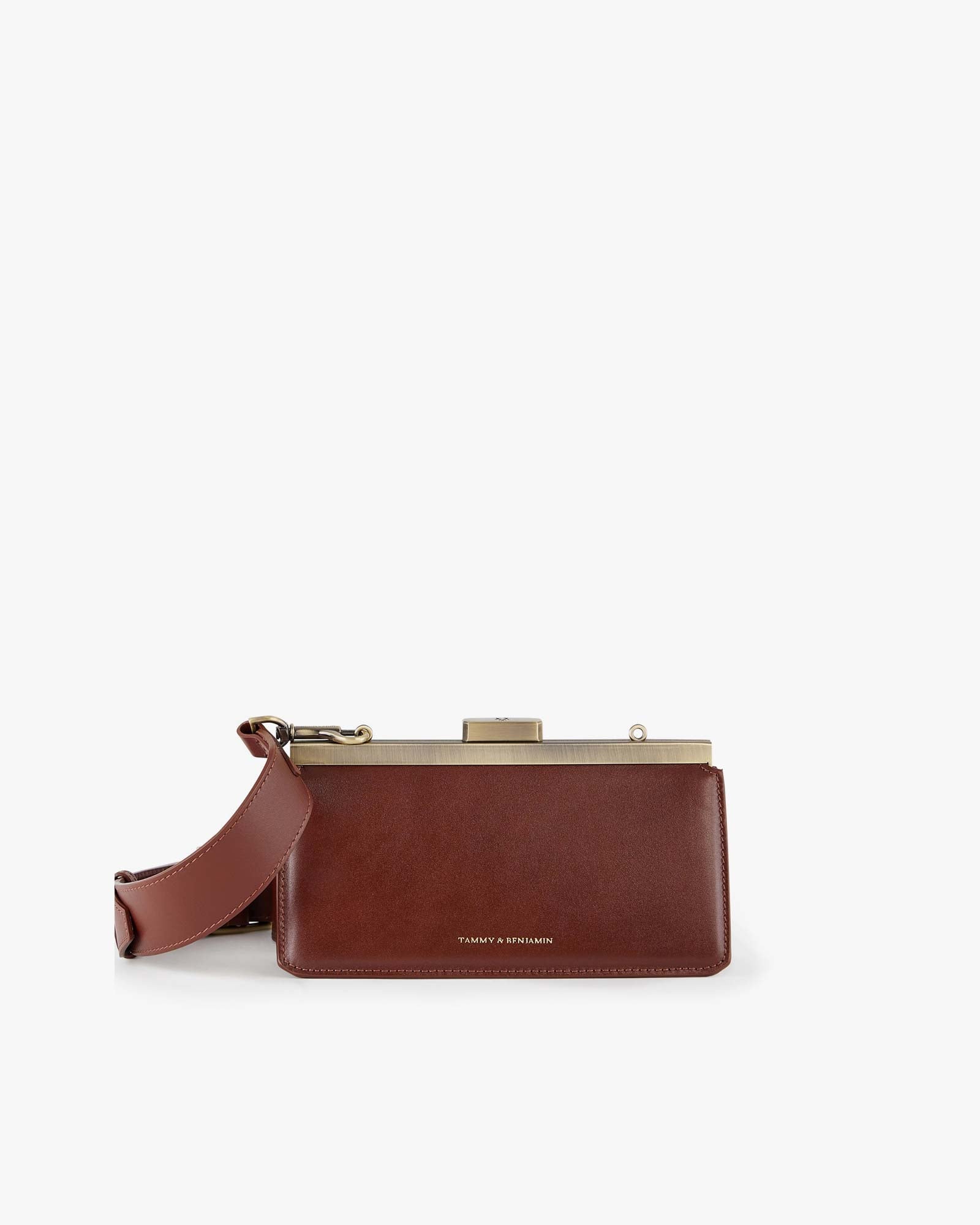 Sac JEANNE BAGUETTE brun, vue de face, posé, fermoir doré rétro et anse bandoulière réglable