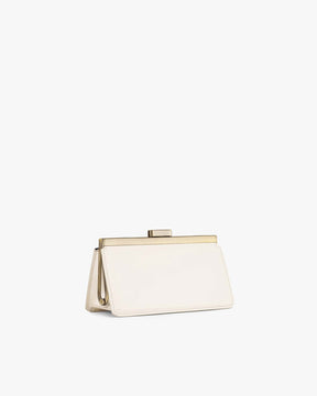 Sac JEANNE BAGUETTE Ivoire, vue de trois quarts posé, fermoir doré apparent