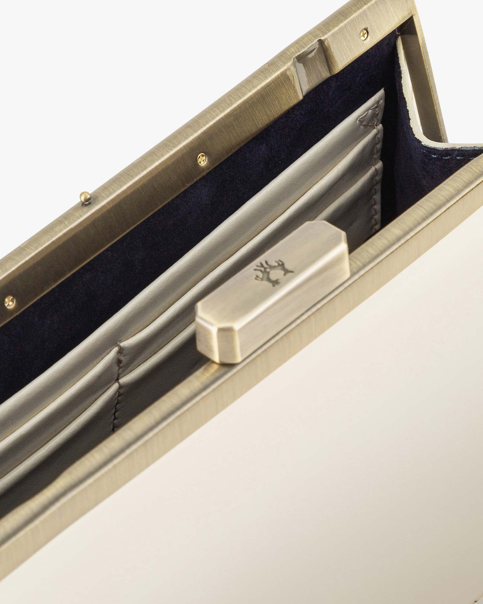 Sac JEANNE BAGUETTE Ivoire, détail du fermoir rétro ouvert et du porte-cartes intérieur
