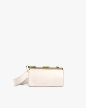 Sac JEANNE BAGUETTE Ivoire de face, posé, fermoir rétro doré et bandoulière réglable