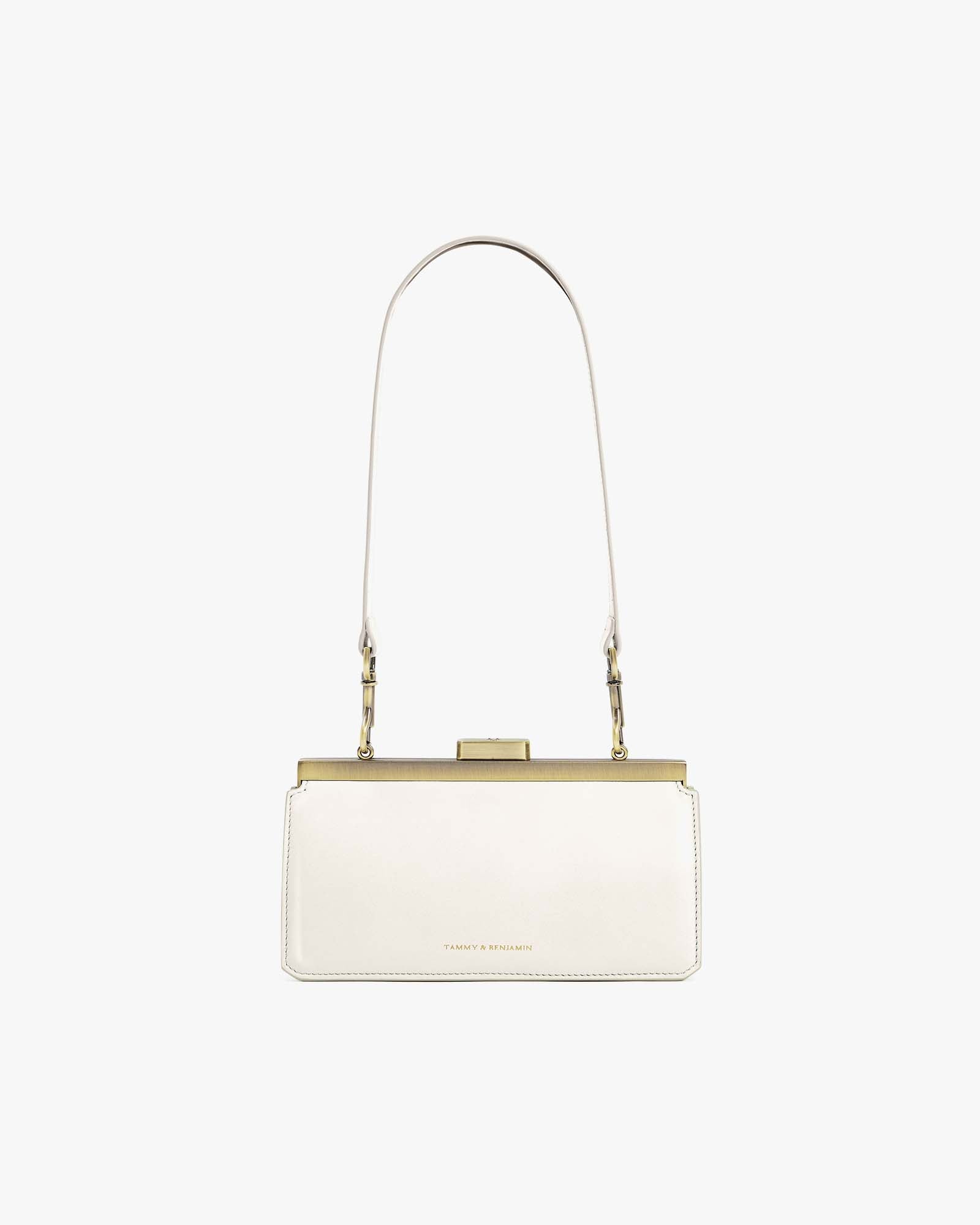 Sac JEANNE BAGUETTE ivoire, vue de face, porté à l'épaule, fermoir rétro doré