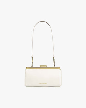 Sac JEANNE BAGUETTE ivoire, vue de face, porté à l'épaule, fermoir rétro doré