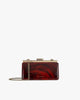 Sac JEANNE BAGUETTE en cuir marbré, vue de face avec fermoir rétro doré et chaîne bandoulière