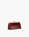 Sac JEANNE BAGUETTE en cuir marbré rouge, vue de trois quarts, fermoir rétro doré apparent