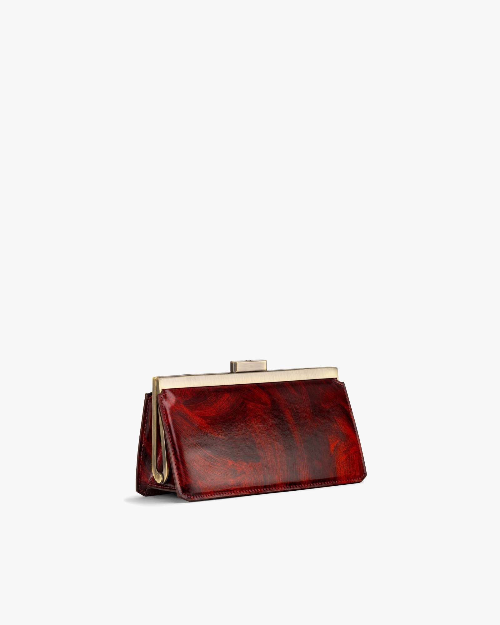 Sac JEANNE BAGUETTE en cuir marbré rouge, vue de trois quarts, fermoir rétro doré apparent