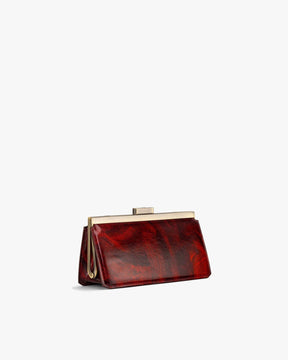 Sac JEANNE BAGUETTE en cuir marbré rouge, vue de trois quarts, fermoir rétro doré apparent