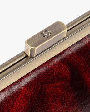Sac JEANNE BAGUETTE Marbre, détail du fermoir rétro et du cuir marbré brossé à la main
