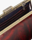 Sac JEANNE BAGUETTE Marbre, vue intérieure ouverte sur le fermoir rétro et le cuir marbré brossé
