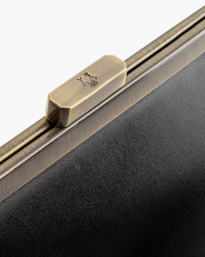 Sac JEANNE BAGUETTE noir, détail du fermoir rétro gravé et du cuir grainé