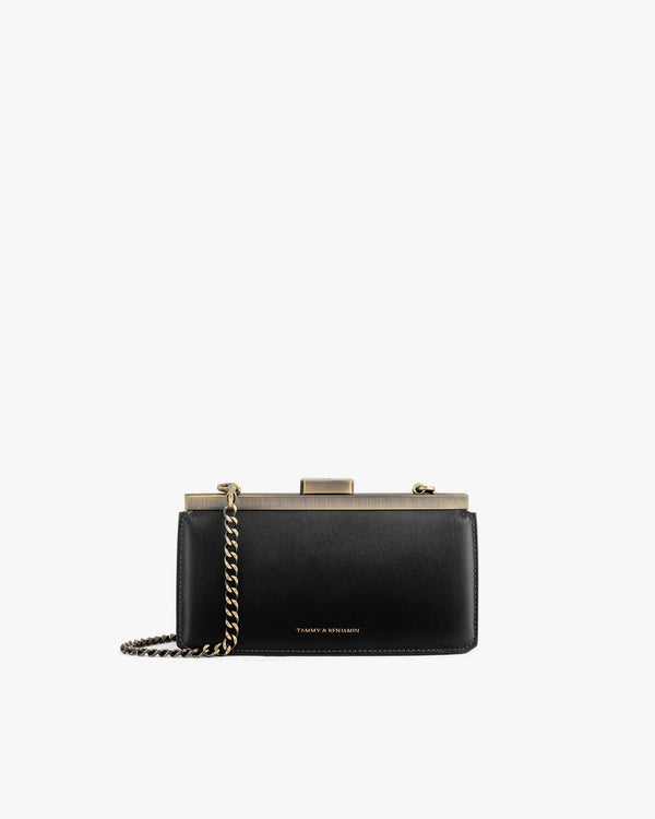 Sac JEANNE BAGUETTE noir de face, fermoir rétro doré et chaîne amovible