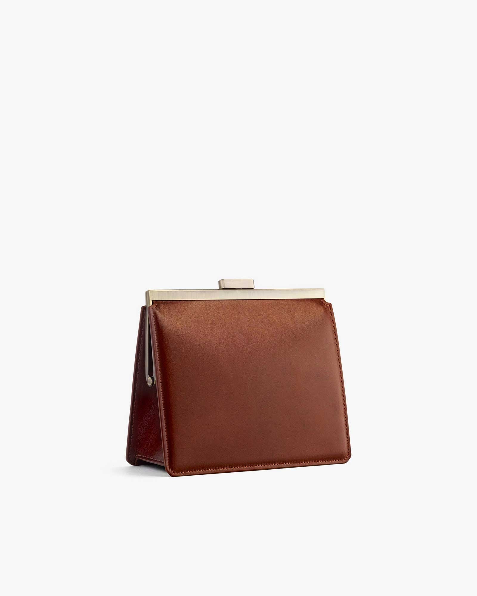 Sac JEANNE brun, vue de profil, fermoir métallique doré et structure rigide apparents