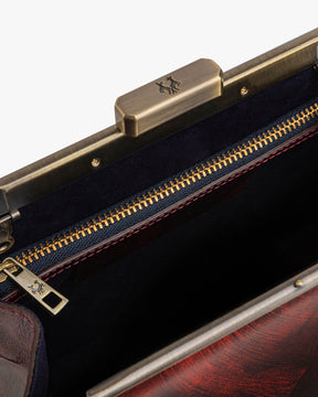 Sac JEANNE Marbre ouvert, détail du fermoir métallique et de la poche zippée intérieure