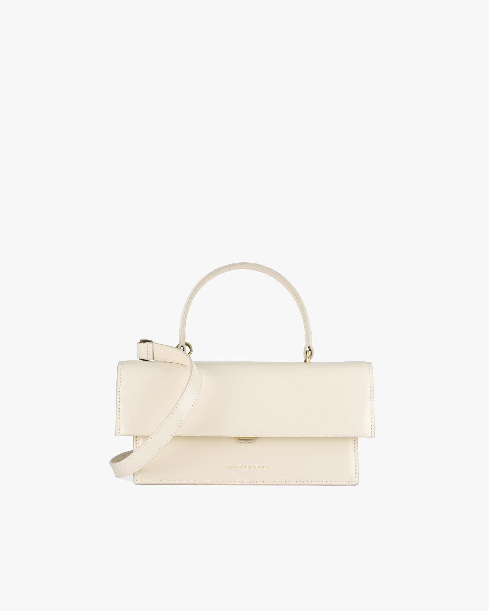 Sac THEA Ivoire de face, rabat oversize, poignée rigide et bandoulière détachable