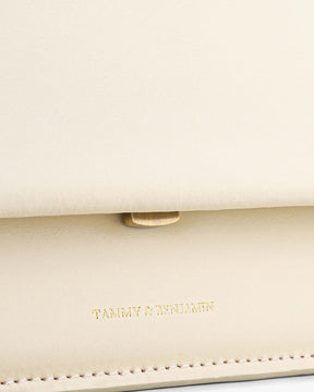 Sac THEA MINI Ivoire, détail du fermoir doré et du rabat, logo Tammy & Benjamin estampé