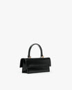 Sac THEA MINI noir, vue de trois quarts arrière, posé, anse courte rigide et rabat oversize visibles